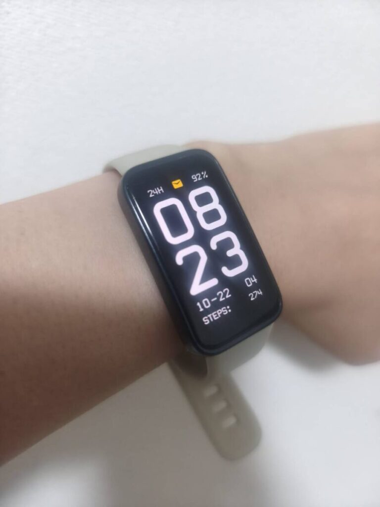 HUAWEI Band 8を腕に着けた写真