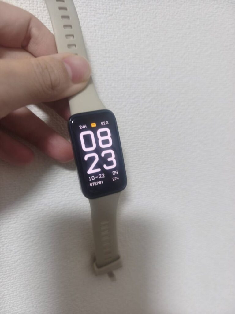 HUAWEI Band 8を手に持った写真