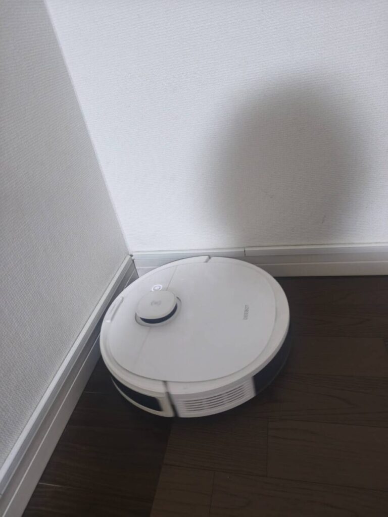 部屋の隅を掃除するDEEBOT N8
