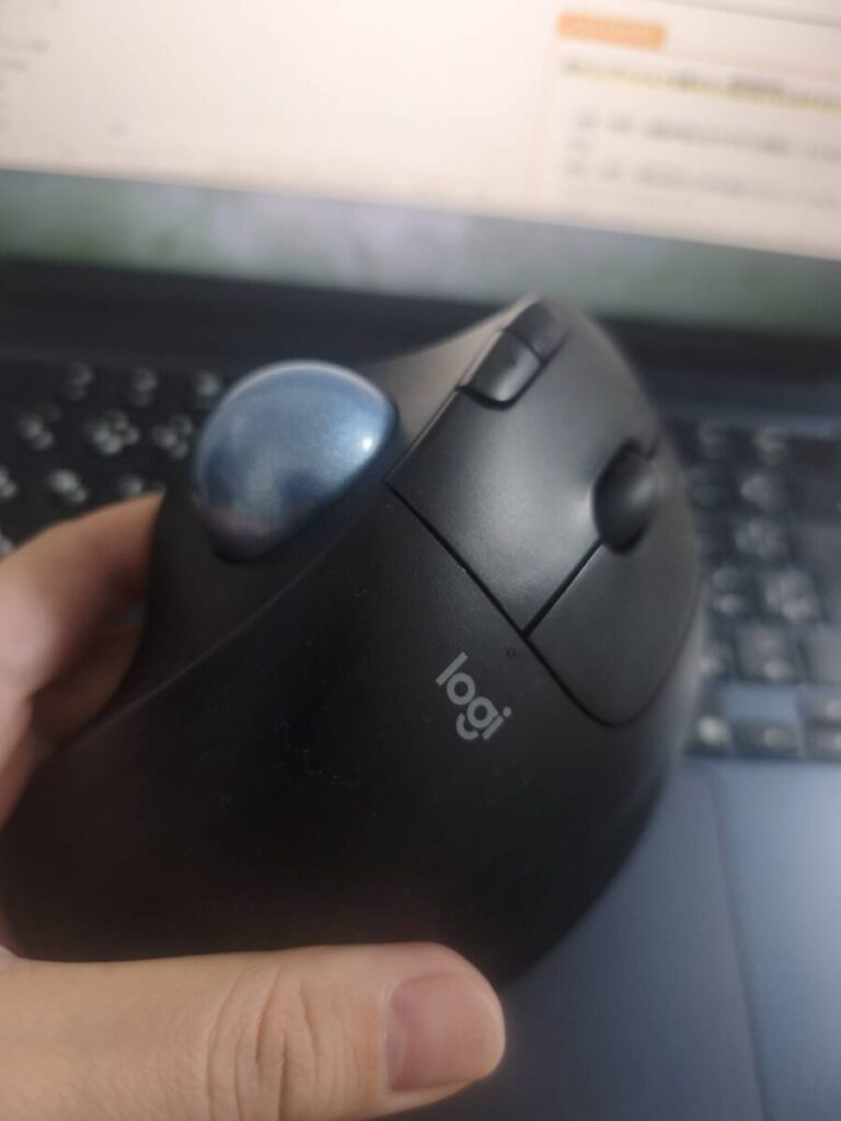 ロジクール ERGO M575SPdを手に持った写真