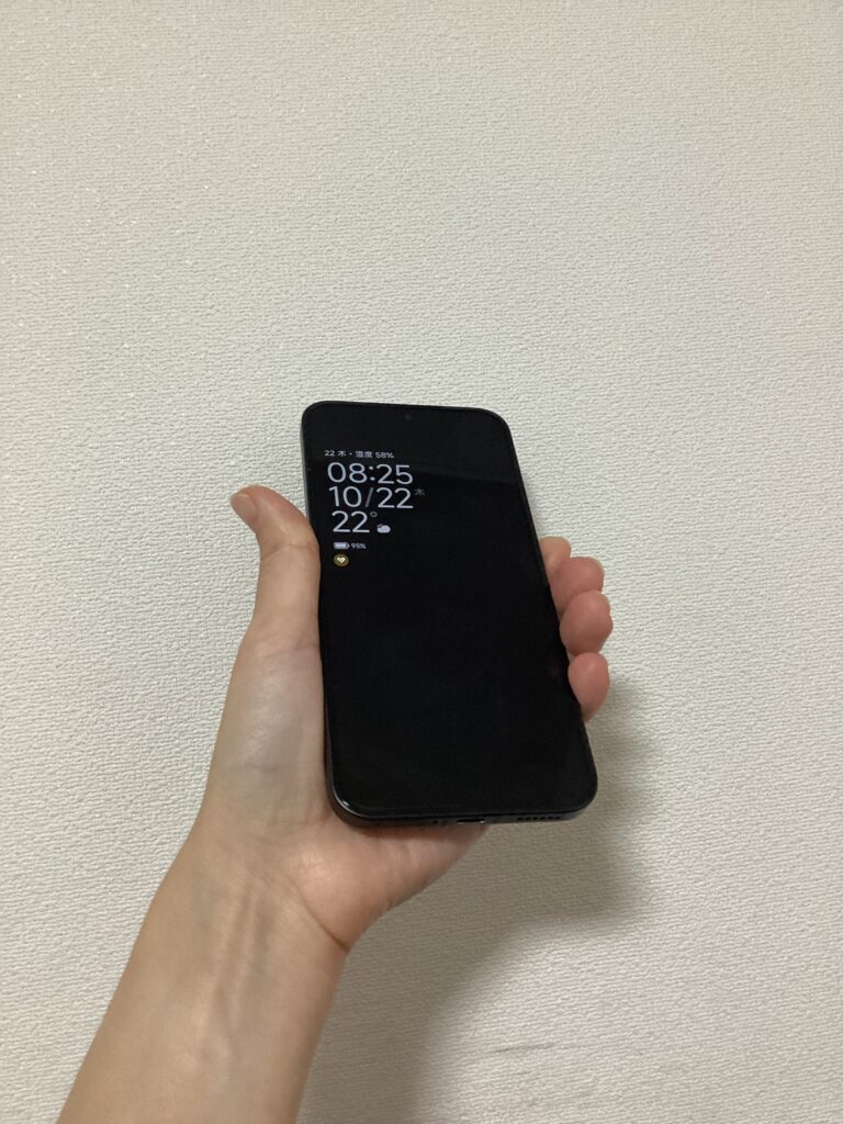 Xiaomi 15T Proを手に持った写真（背面）